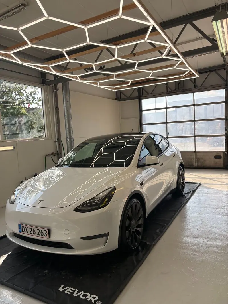 Tesla Model Y efter professionel polering hos Willi's Bilpleje