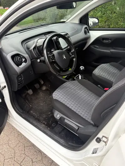 Peugeot 108 før indvendig bilrengøring hos Willi's Bilpleje