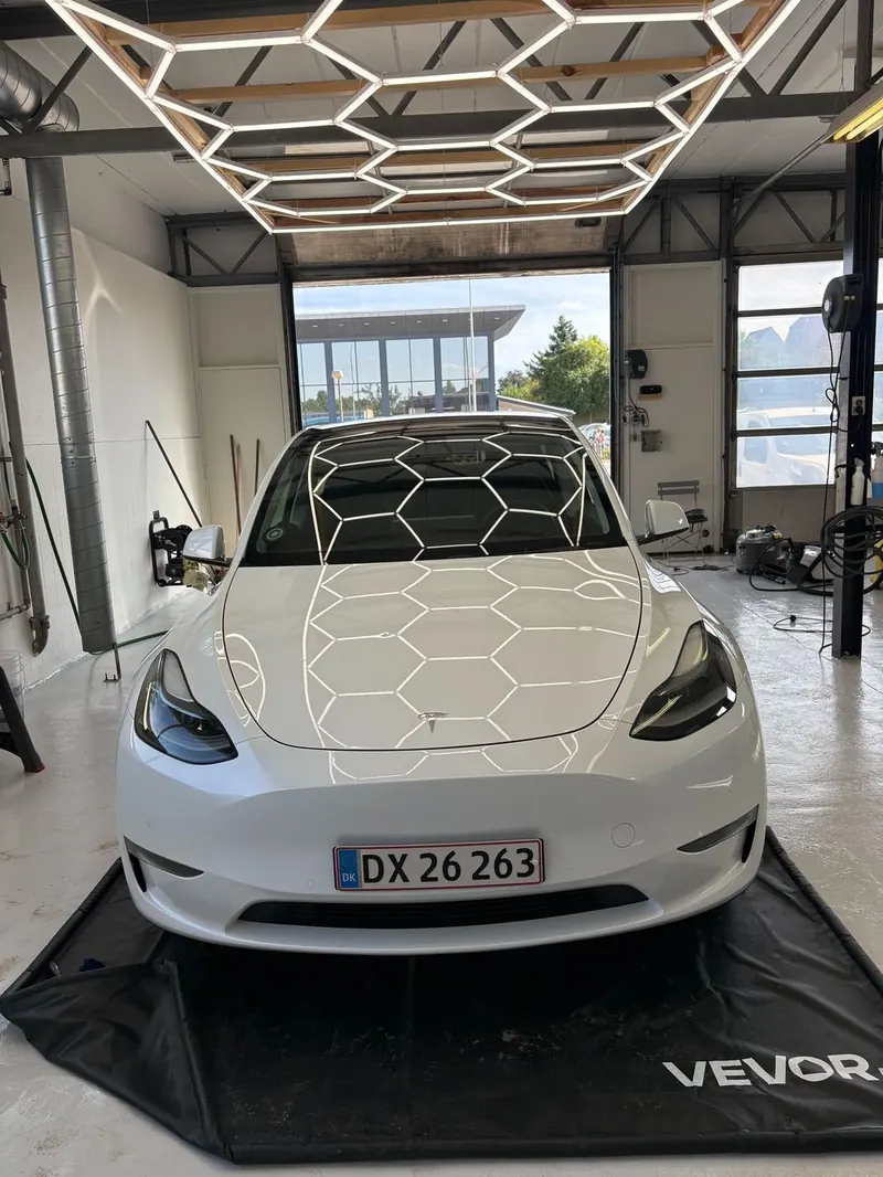 Tesla Model Y efter behandling hos Willi's Bilpleje